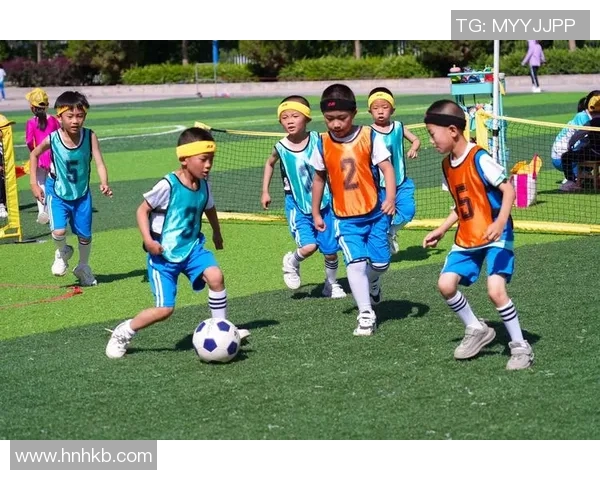 足球明星与孩子欢乐互动展现父爱温情瞬间