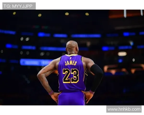 詹姆斯对足球明星的独特见解与评价引发的热议与思考